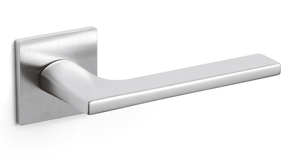 OLIVARI Hurðarhandfang LOTUS Q með lykillaufum Mattkróm Hönnun: Javier Lopez 2014 Fyrir Þýskar læsin